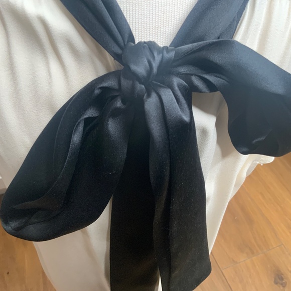 Alice + Olivia Cream Silk Blouse with Black Bow - Picture 3 of 8